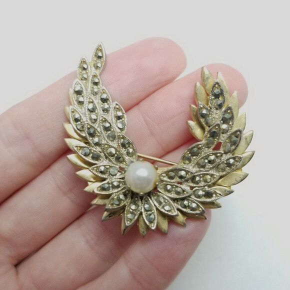 Vintage Rhinestone Swag Shape Brooch, Gold Tone Faux Pearl Sparkle, Retro Estate - Picture 6 of 6